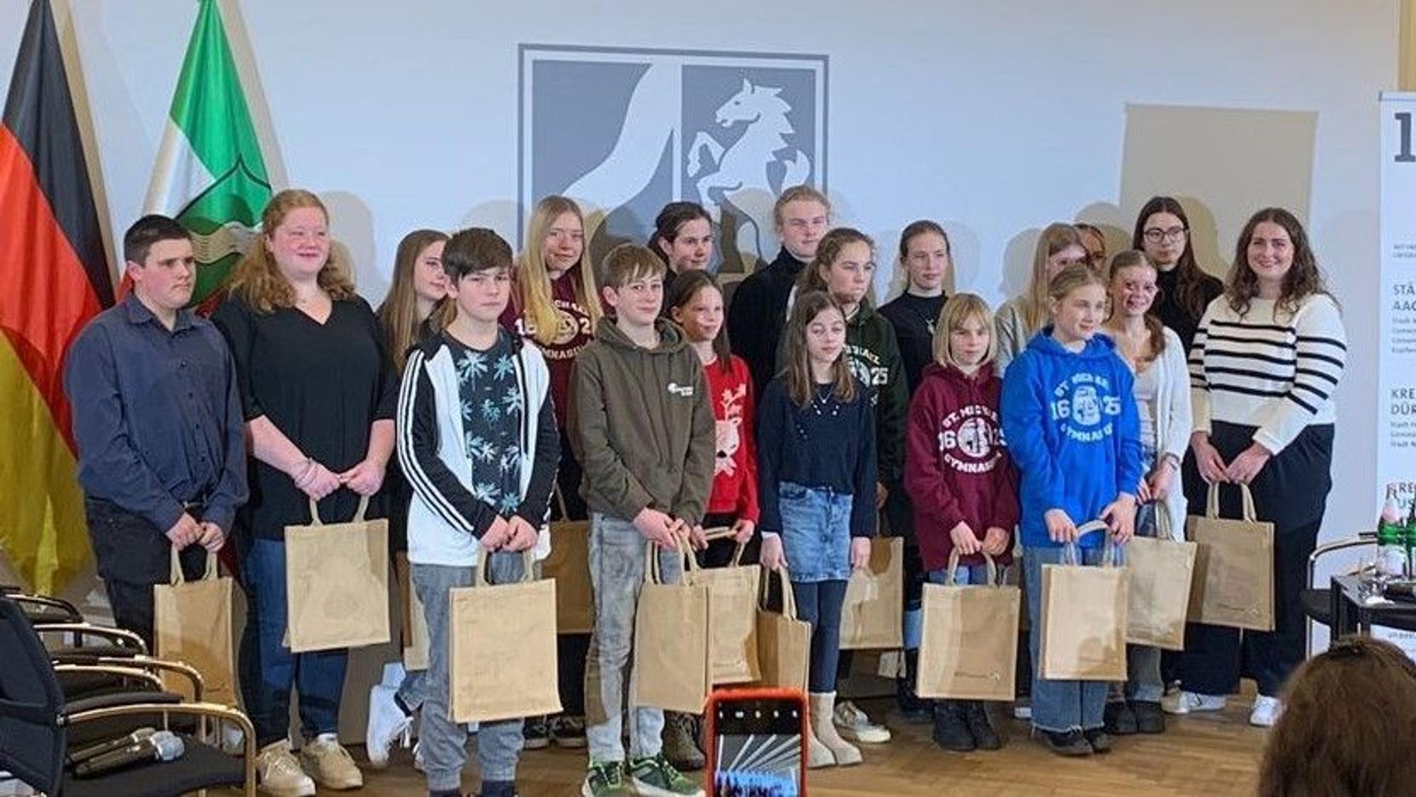 Die Schülerinnen und Schüler haben sich in der Düsseldorfer Staatskanzlei zum Gruppenfoto aufgestellt.