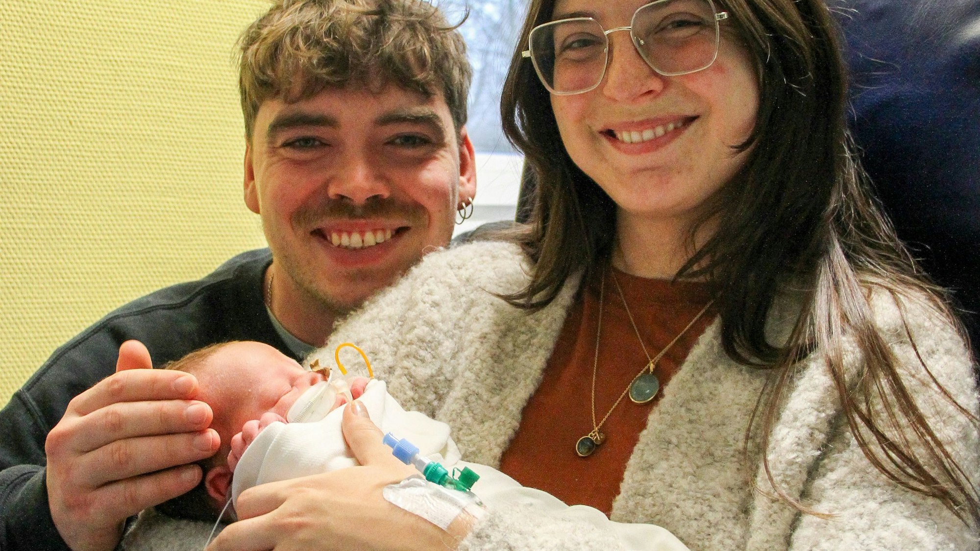 Die frisch gebackenen Eltern Ana-Emilia Salsamendi und Anton Froleyks mit ihrem Sohn Paco – das erste Kind, das 2024 im Klinikum Leverkusen zur Welt kam.