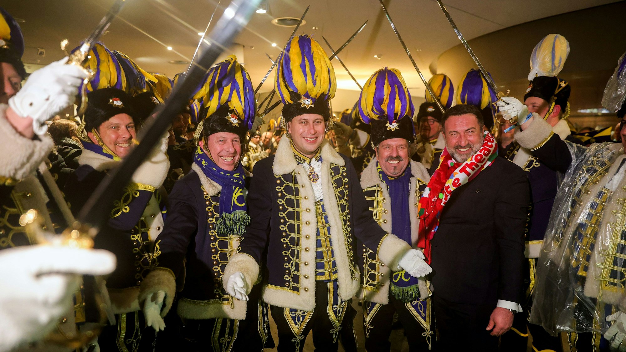 Einzug des designierten Dreigestirn in die Hofburg. Zug vom Husarencasino an St. Ursula bis zum Dorint Hotel am Heumarkt.