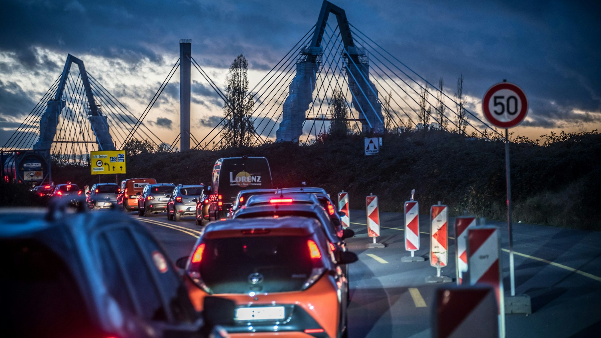 Stau in der Stadt: Westring, Autobahnzufahrt, Umfahrung Stau A1.Autobahnbrücke. Foto: Ralf Krieger