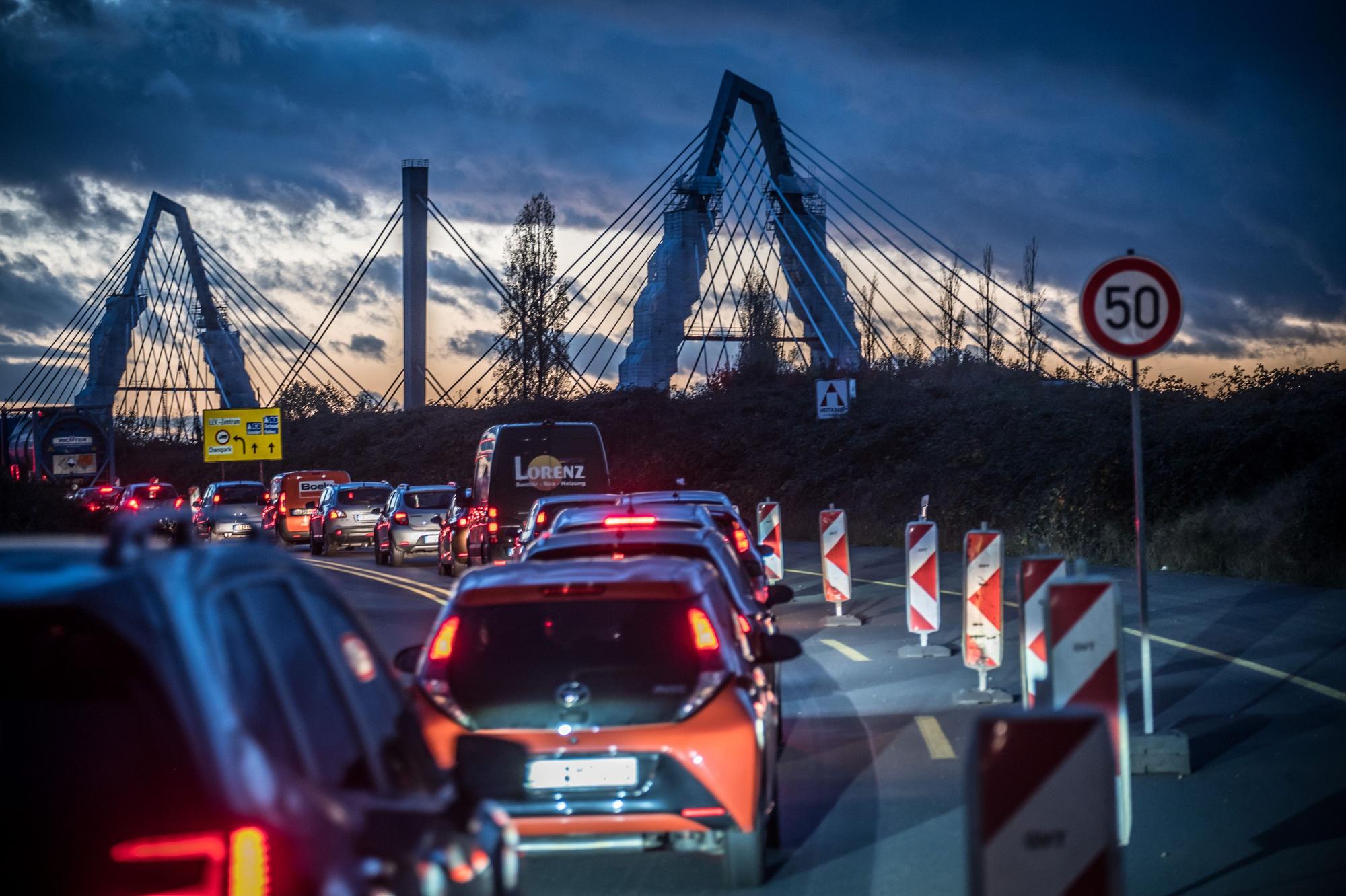 Stau in der Stadt: Westring, Autobahnzufahrt, Umfahrung Stau A1.Autobahnbrücke. Foto: Ralf Krieger