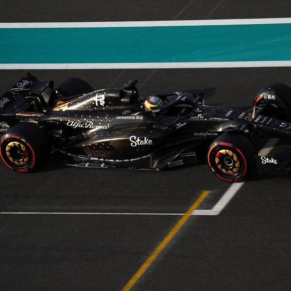 Der chinesische Formel-1-Fahrer Zhou Guanyu am Steuer des Formel-1-Rennwagens des Teams Alfa Romeo. Ab 2024 fährt das Schweizer Team, das eigentlich Sauber heißt, unter dem Namen Stake.