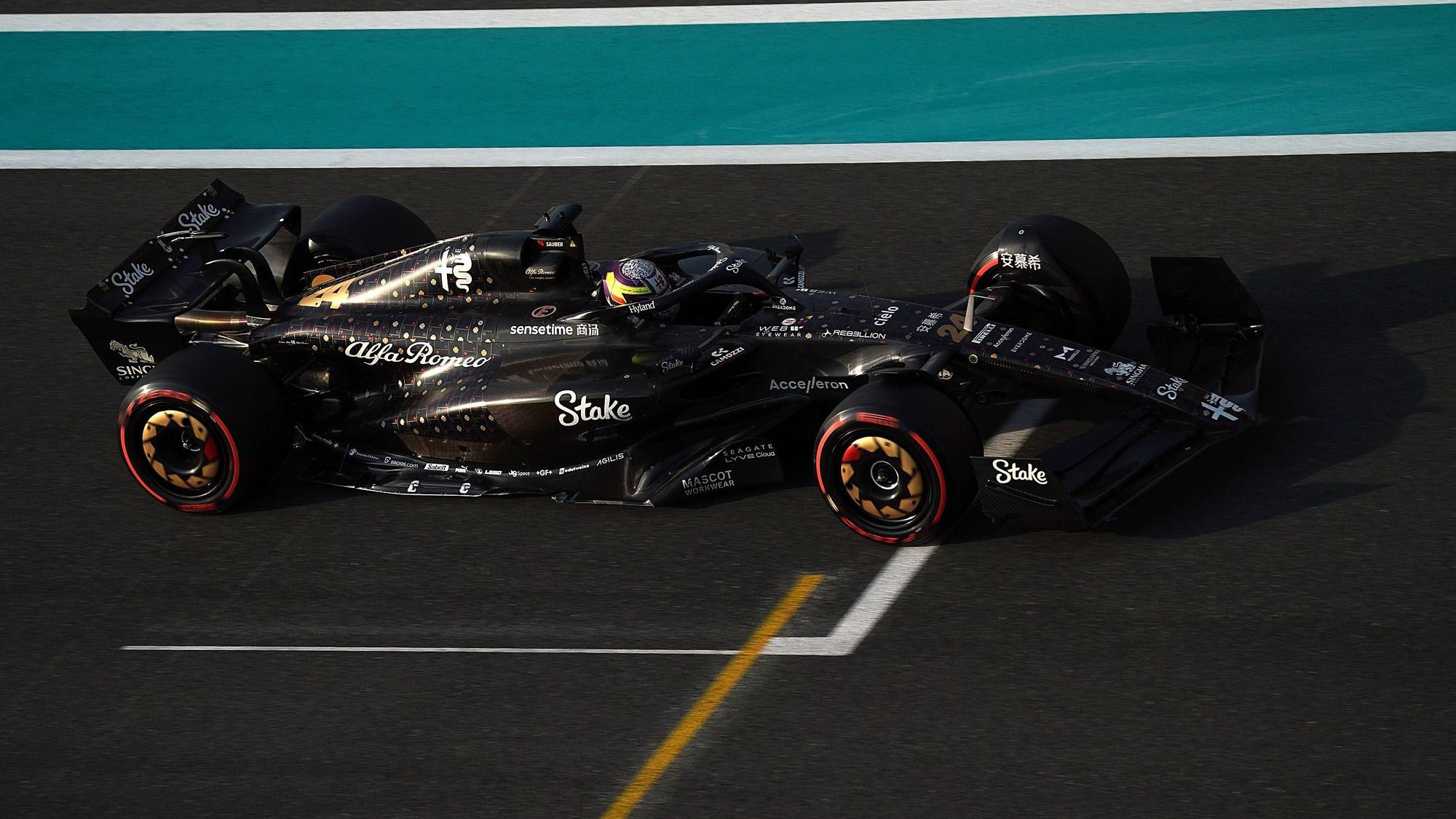 Der chinesische Formel-1-Fahrer Zhou Guanyu am Steuer des Formel-1-Rennwagens des Teams Alfa Romeo. Ab 2024 fährt das Schweizer Team, das eigentlich Sauber heißt, unter dem Namen Stake.