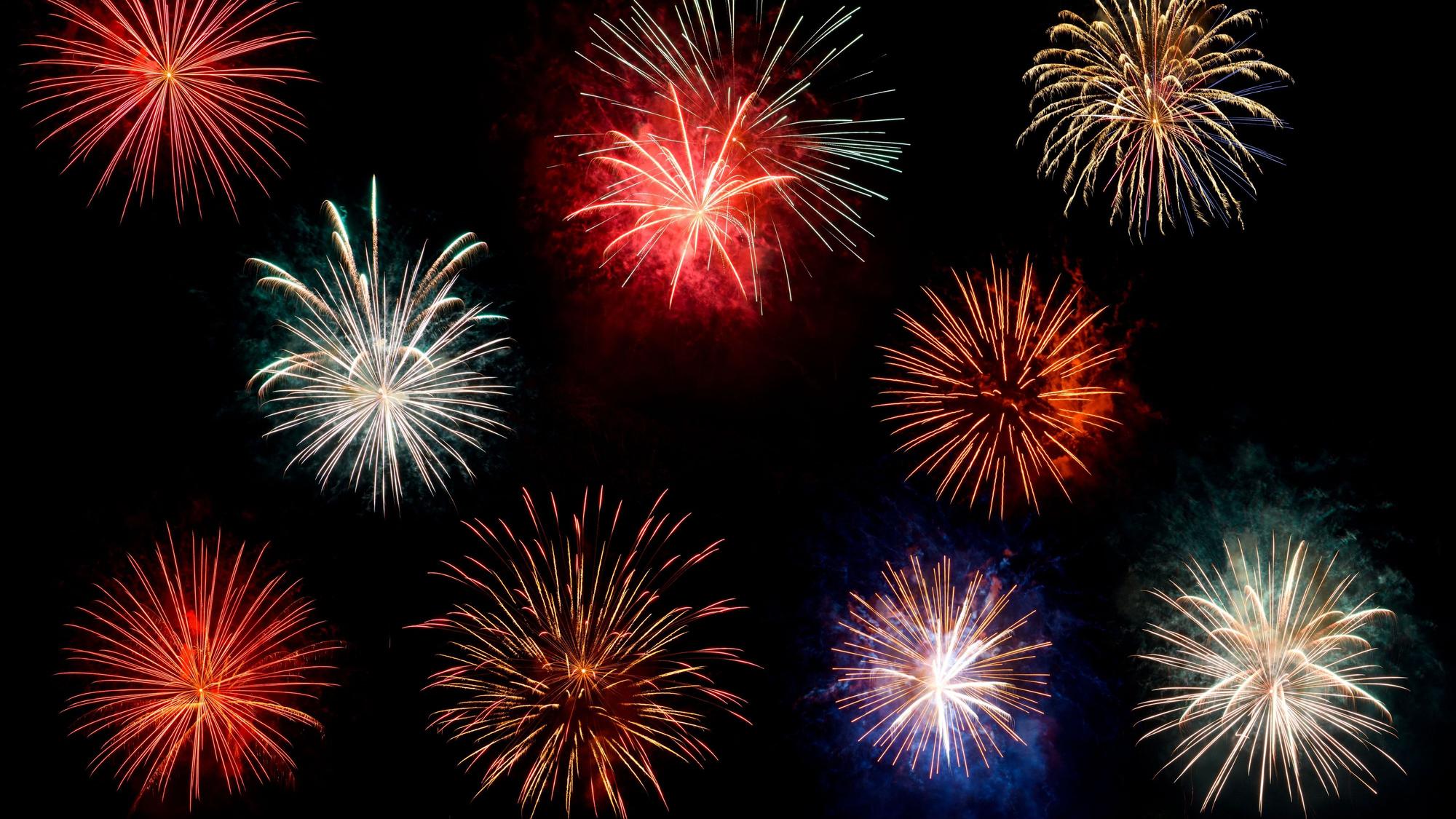 Ein Feuerwerk am Nachthimmel