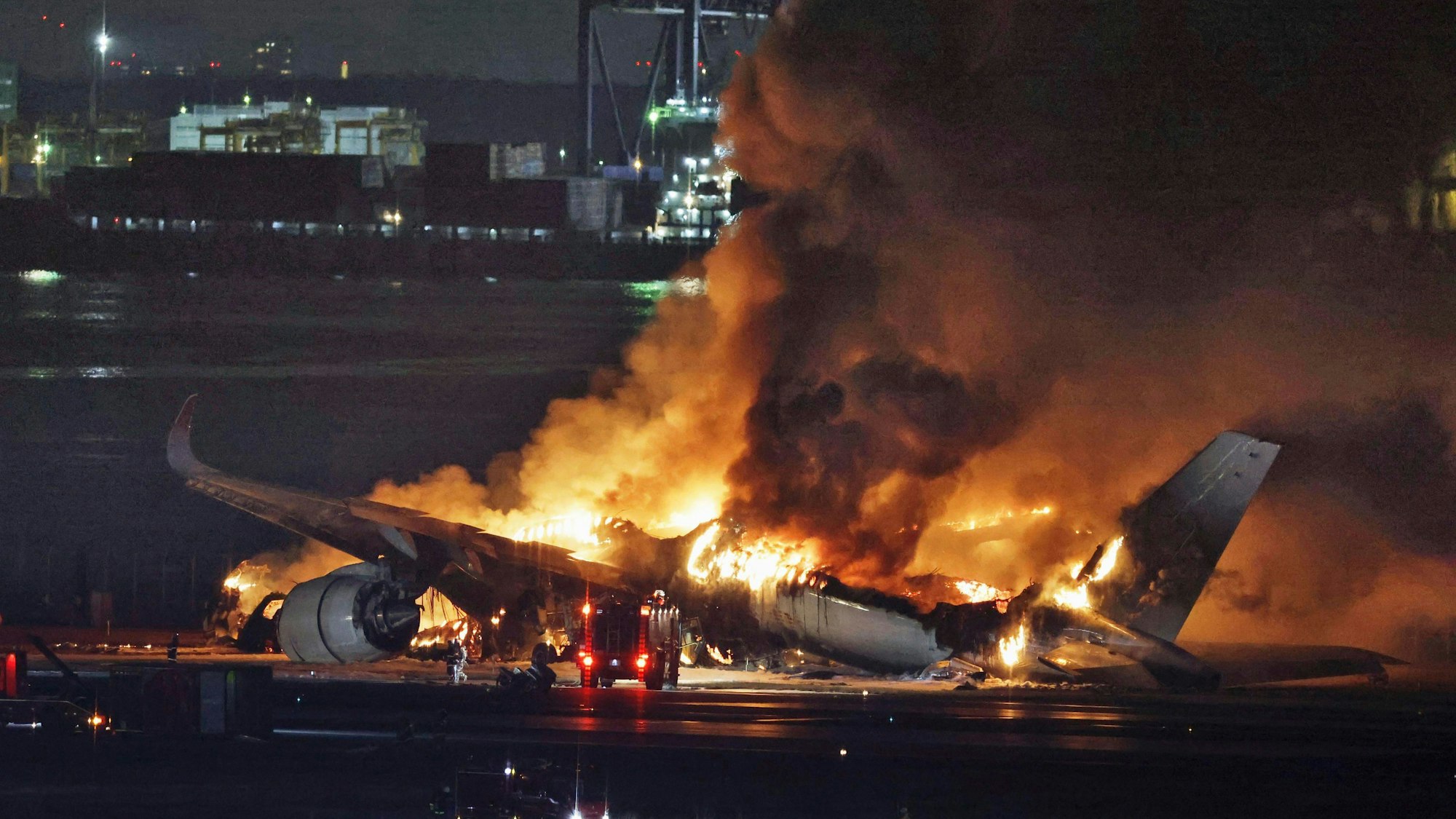 Ein Airbus A350 der Fluggesellschaft Japan Airlines steht nach einer Kollision mit einem Flugzeug der japanischen Küstenwache lichterloh in Flammen. Das Flugzeug war auf einer Landebahn des Flughafens Tokio-Haneda mit einer Bombardier DHC-8 der japanischen Küstenwache zusammengestoßen.