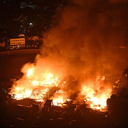 Ein Gebäude im japanischen Wajima ist nach dem Erdbeben auf Honshu in Brand geraten. Die Druckwelle des Bebens mit einer Stärke von 7,6 auf der Richter-Skala war auch in Köln messbar.