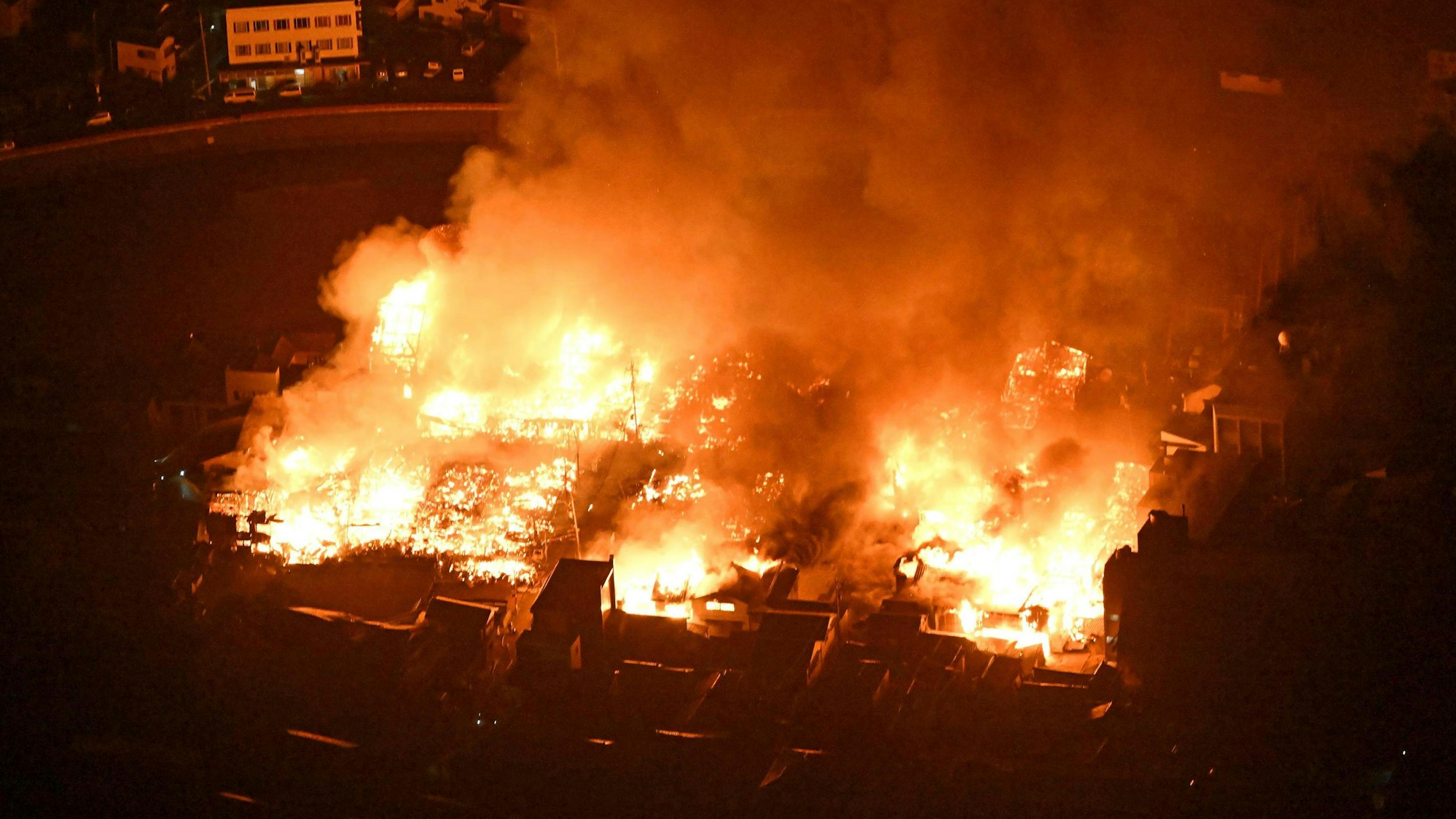 Ein Gebäude im japanischen Wajima ist nach dem Erdbeben auf Honshu in Brand geraten. Die Druckwelle des Bebens mit einer Stärke von 7,6 auf der Richter-Skala war auch in Köln messbar.