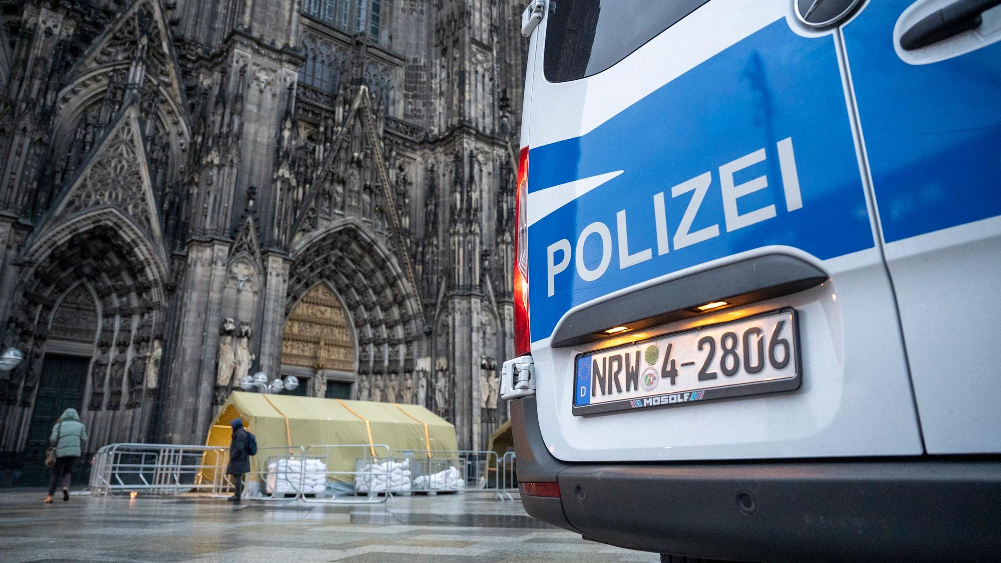 Wegen eines befürchteten Anschlags bewacht die Polizei den Dom. Die Silvesternacht blieb ruhig.