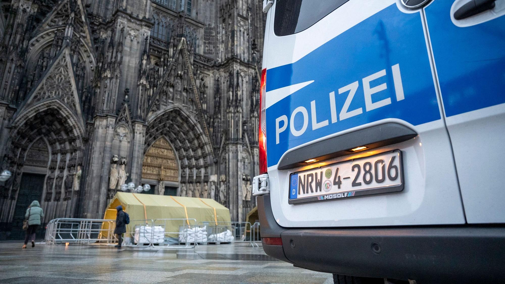 01.01.2024, Köln: Wegen eines befürchteten Anschlags bewacht die Polizei den Dom. Die Silvesternacht blieb ruhig.
Foto: Uwe Weiser