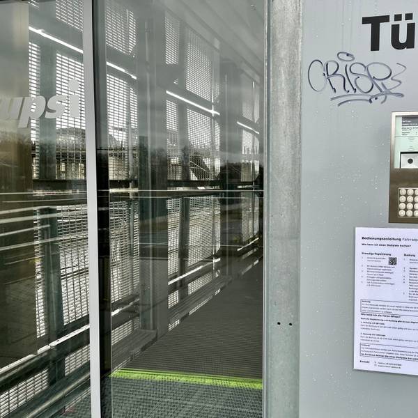 Blick auf den Rad-Zugang Nummer 2 am Opladener Parkhaus.