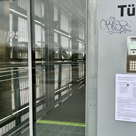 Blick auf den Rad-Zugang Nummer 2 am Opladener Parkhaus.