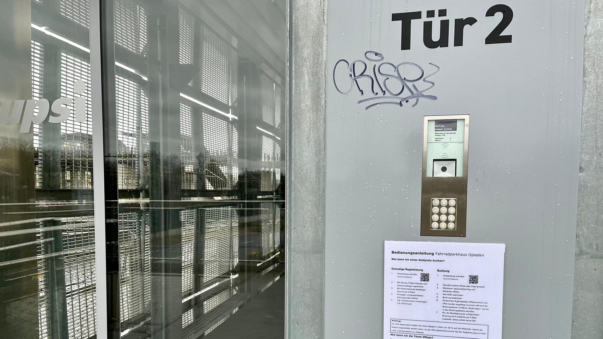 Blick auf den Rad-Zugang Nummer 2 am Opladener Parkhaus.