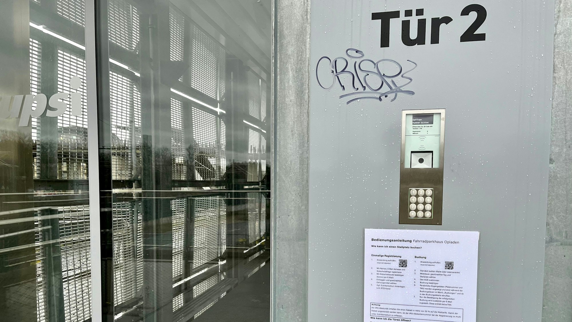 Blick auf den Rad-Zugang Nummer 2 am Opladener Parkhaus.