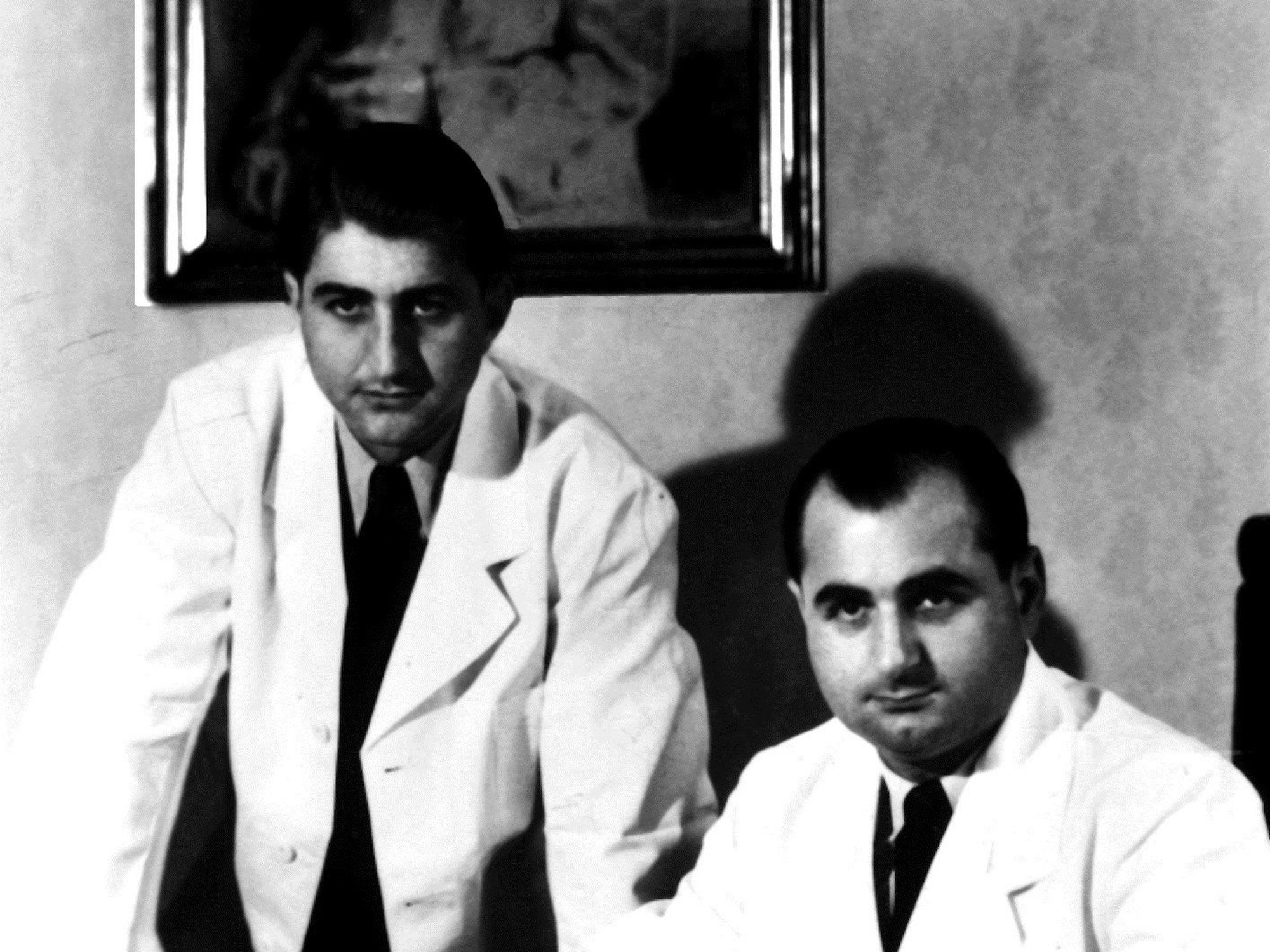 Die Haribo-Brüder Bruder Paul Riegel (l.) und Dr. Hans Riegel, etwa 1950 in ihrem Büro in Bonn.