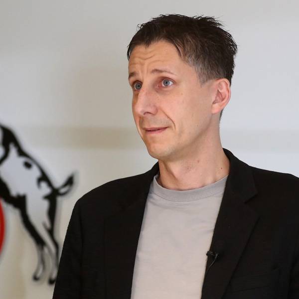 Kölns Sport-Geschäftsführer Christian Keller steht am Geißbockheim Rede und Antwort.