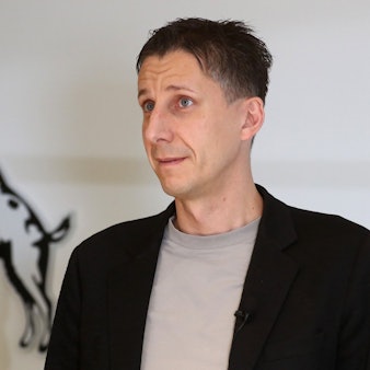 Kölns Sport-Geschäftsführer Christian Keller steht am Geißbockheim Rede und Antwort.