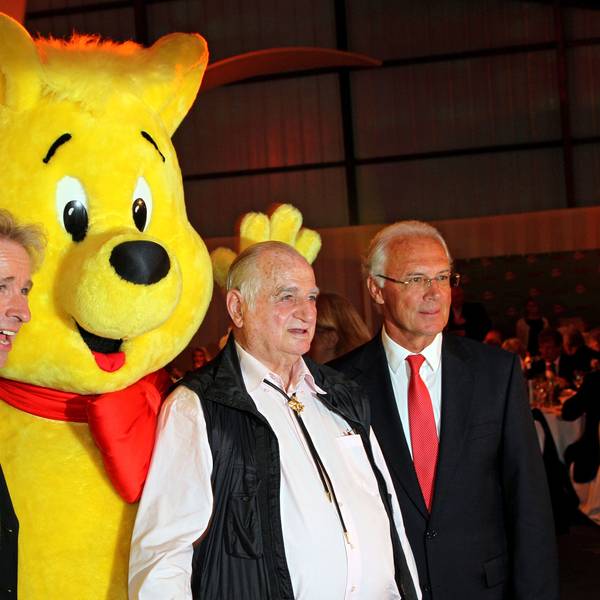 Der Moderator Thomas Gottschalk (l-r), der langjährige Haribo-Firmenchef Hans Riegel und der Ehrenpräsident des FC Bayern, Franz Beckenbauer, stehen 2010 bei der Haribo Charity Golf Challenge auf dem Golfplatz Jakobsberg bei Boppard neben dem Haribo-Goldbären.