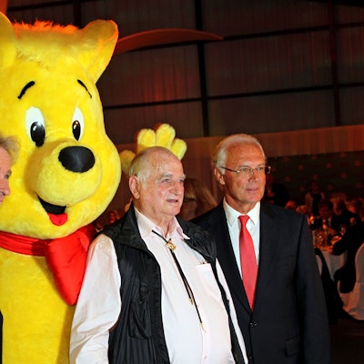 Der Moderator Thomas Gottschalk (l-r), der langjährige Haribo-Firmenchef Hans Riegel und der Ehrenpräsident des FC Bayern, Franz Beckenbauer, stehen 2010 bei der Haribo Charity Golf Challenge auf dem Golfplatz Jakobsberg bei Boppard neben dem Haribo-Goldbären.