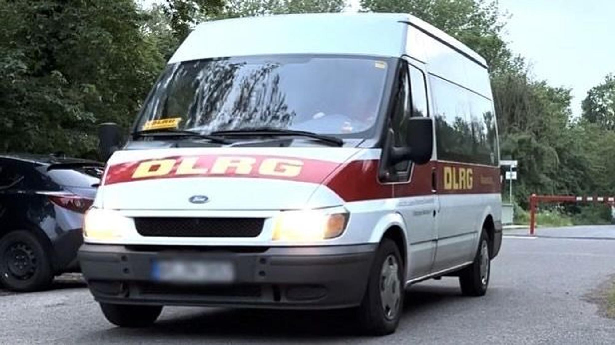 Zu sehen ist ein weißes Fahrzeug mit DLRG-Schriftzug.