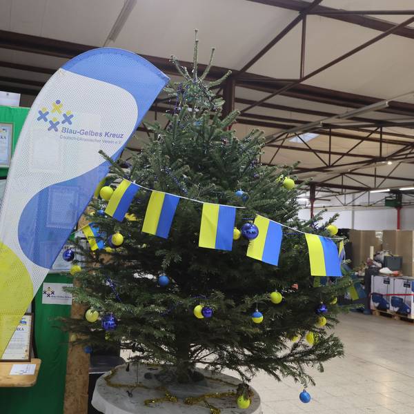 Weihnachtsbaum in einer Lagerhalle des Hilfsvereins Blau-gelbes Kreuz in Köln.