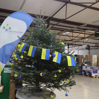 Weihnachtsbaum in einer Lagerhalle des Hilfsvereins Blau-gelbes Kreuz in Köln.