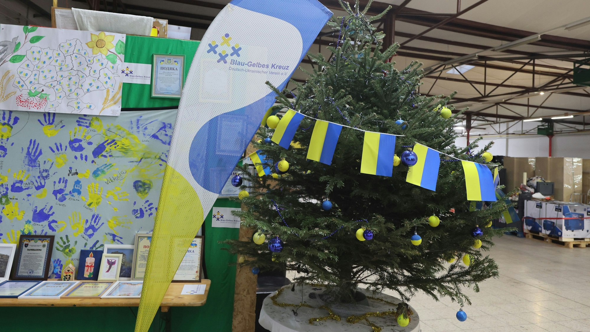 Weihnachtsbaum in einer Lagerhalle des Hilfsvereins Blau-gelbes Kreuz in Köln.