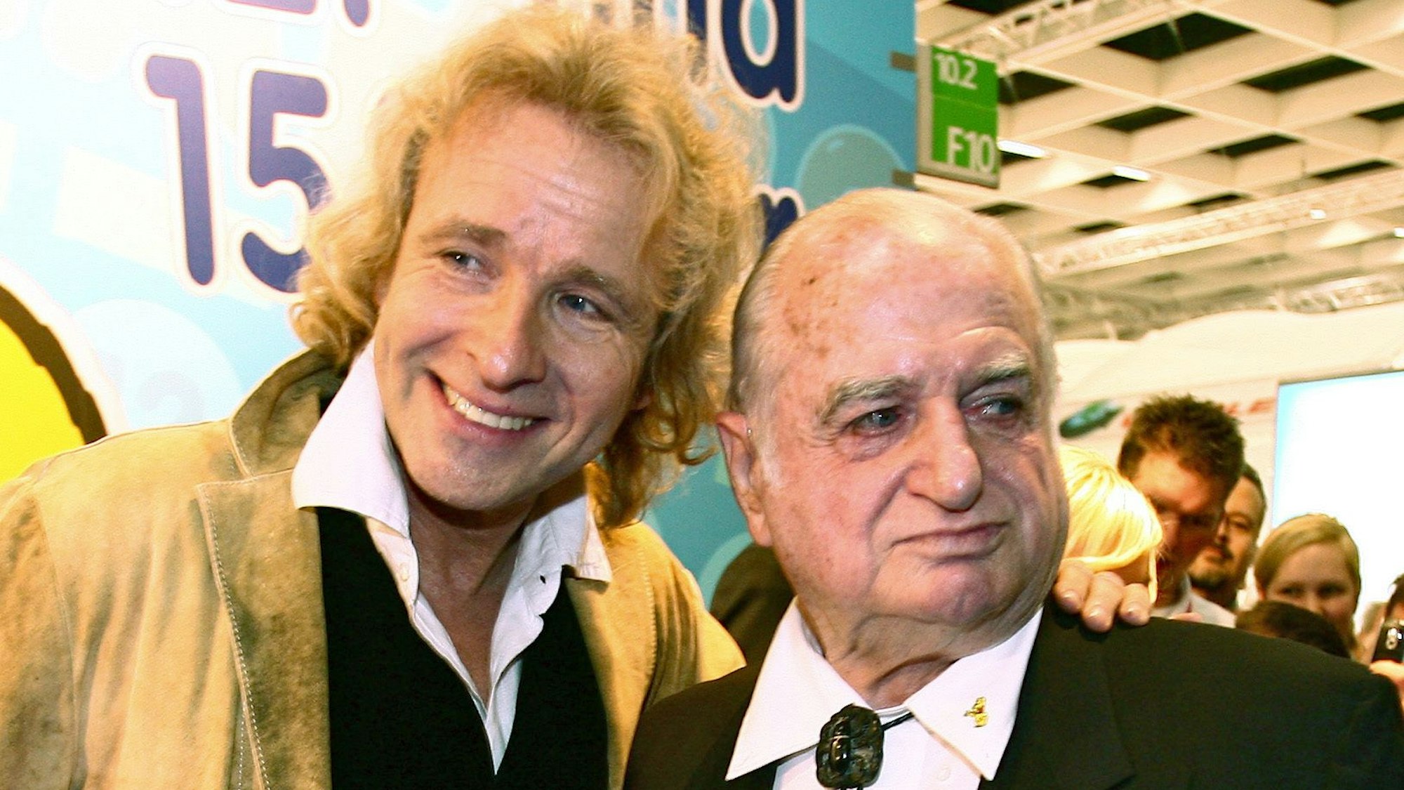 Moderator Thomas Gottschalk (l) und Haribo-Chef Hans Riegel 2008 in Köln auf der Süßwarenmesse.