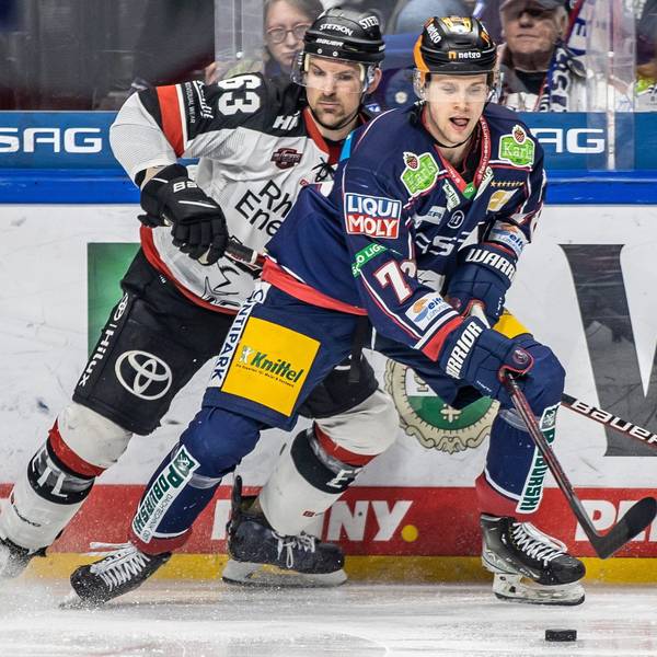 April 2022: Patrick Sieloff (l.) von Köln kämpft mit Berlins Dominik Bokk (r) um den Puck.