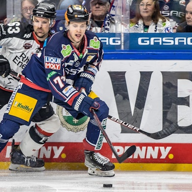 April 2022: Patrick Sieloff (l.) von Köln kämpft mit Berlins Dominik Bokk (r) um den Puck.