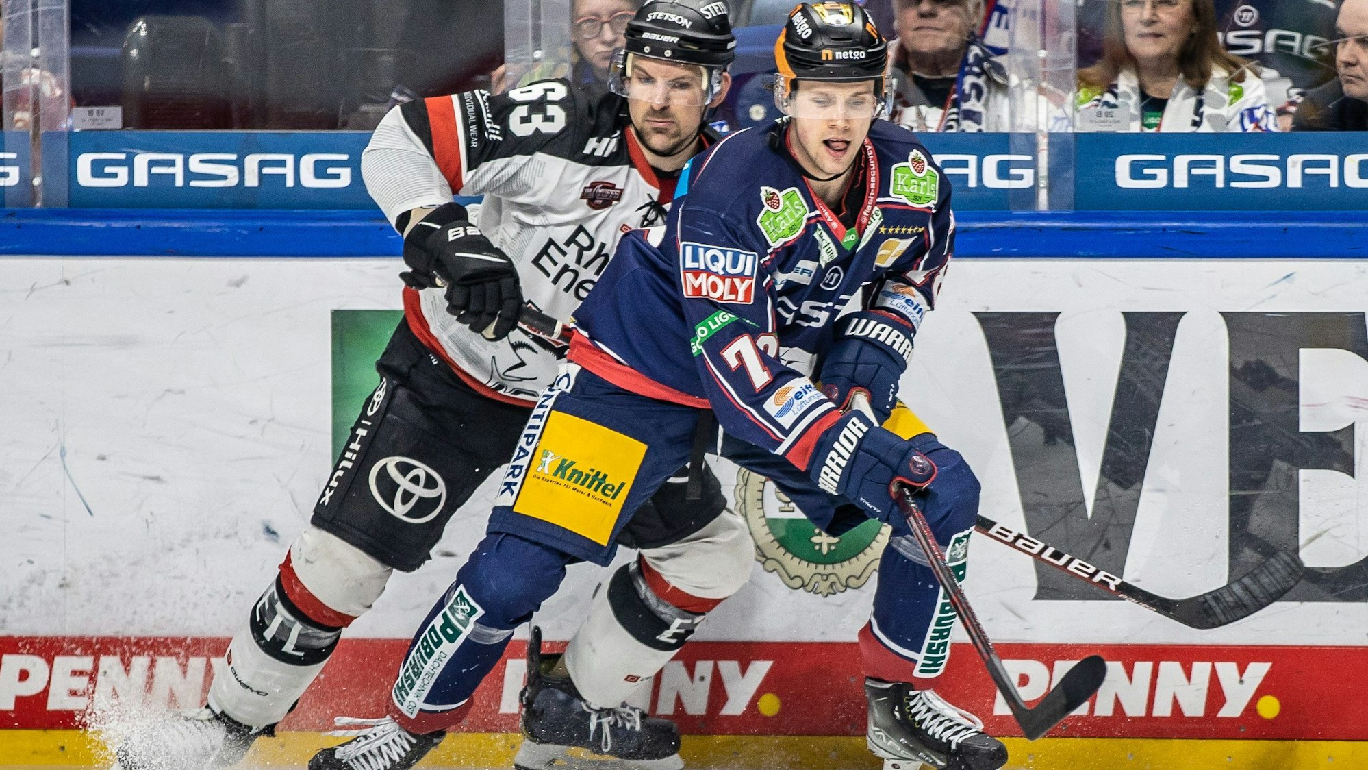 April 2022: Patrick Sieloff (l.) von Köln kämpft mit Berlins Dominik Bokk (r) um den Puck.