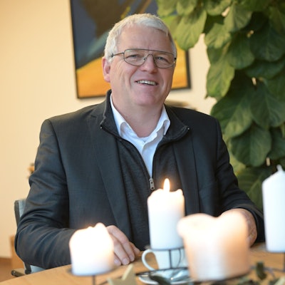 Das Foto zeigt den Kürtener Bürgermeister Willi Heider in seinem Büro.