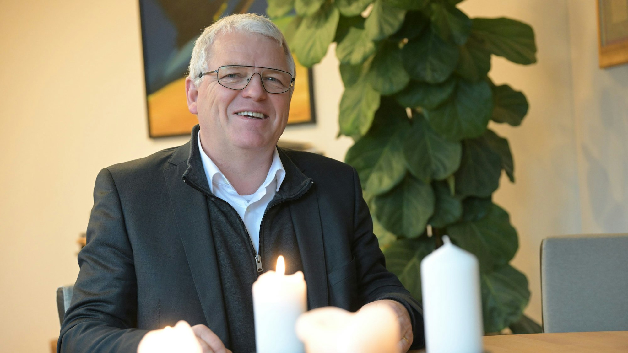 Das Foto zeigt den Kürtener Bürgermeister Willi Heider in seinem Büro.