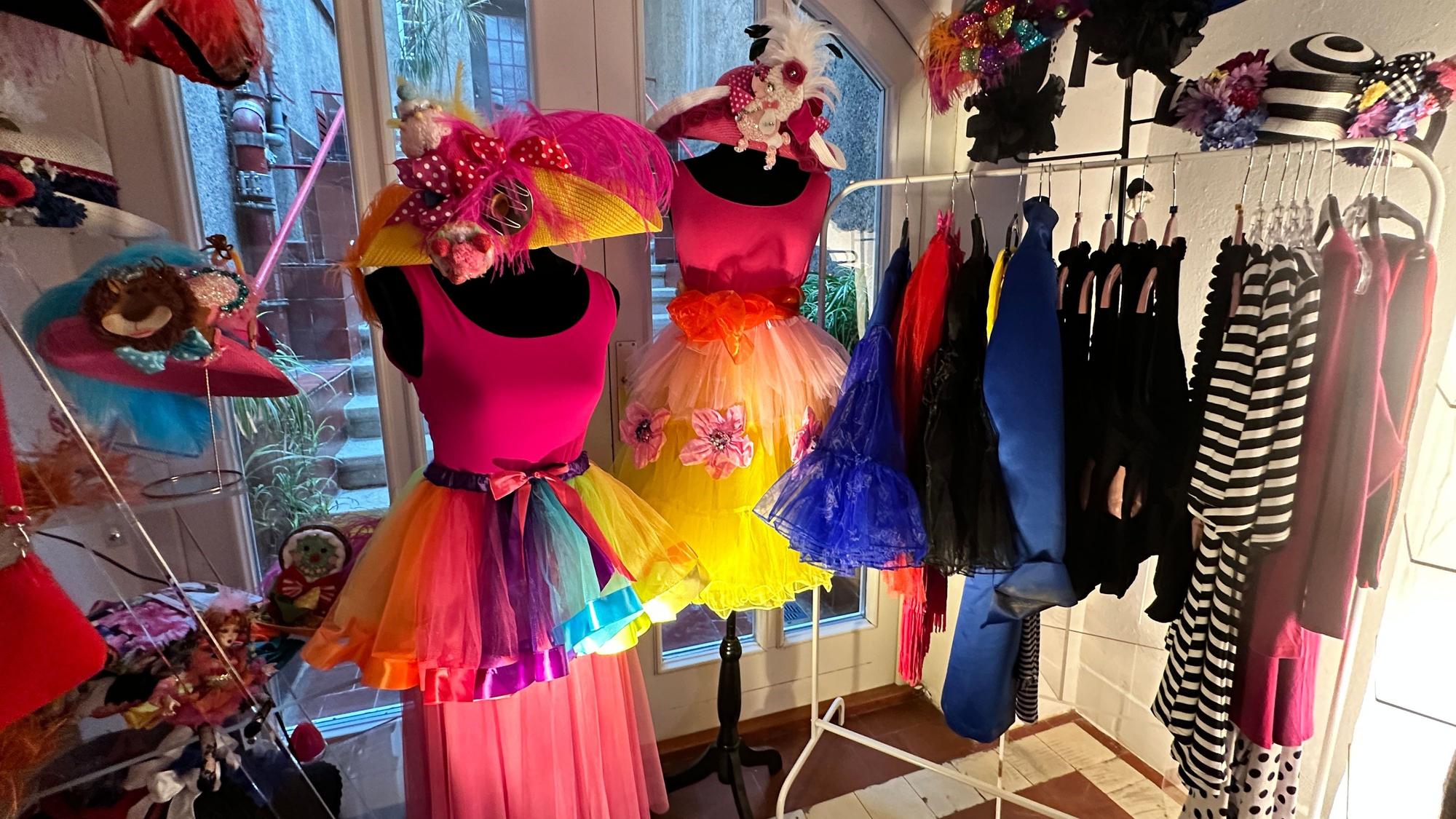Blick in den kleinen Laden, in dem es Hüte und Karnevalskostüme gibt.