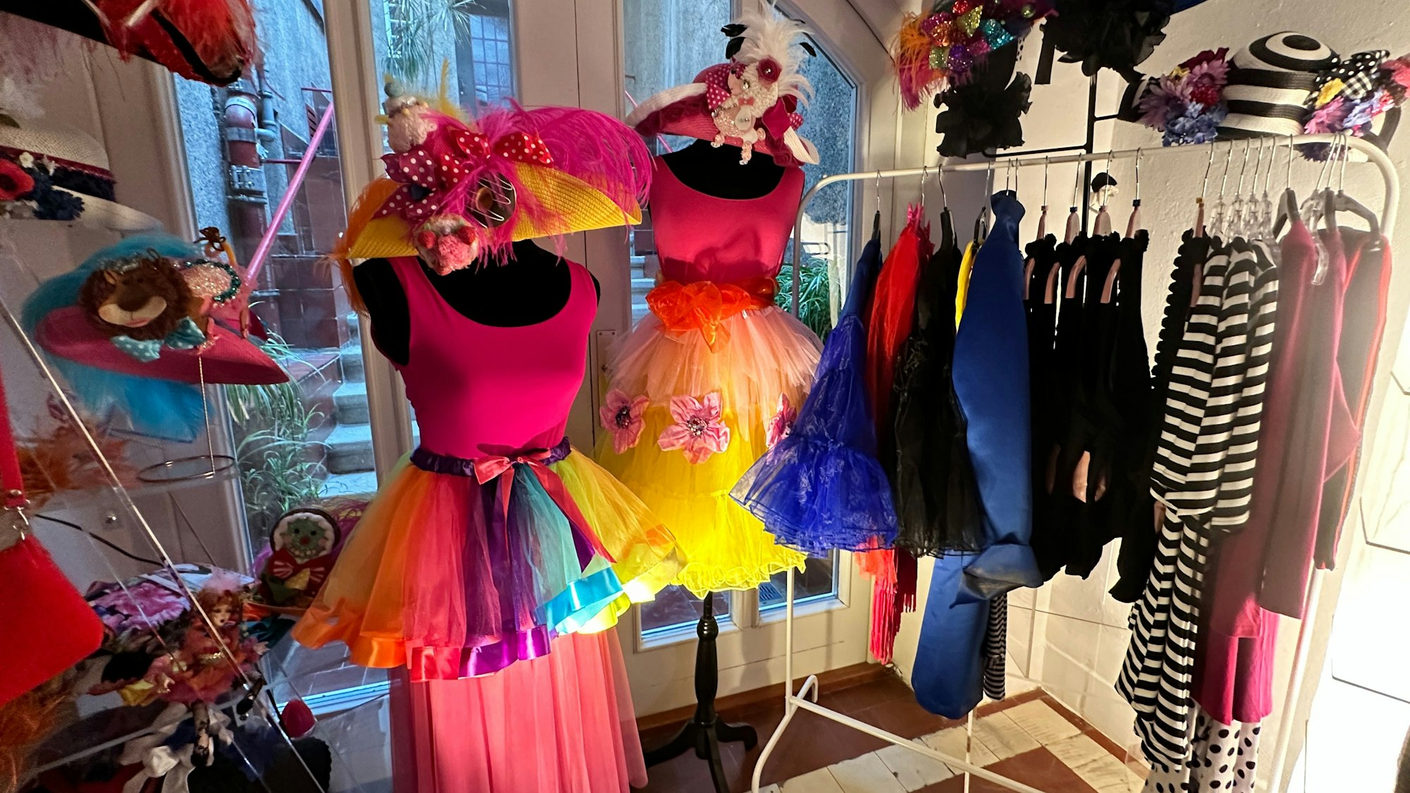 Blick in den kleinen Laden, in dem es Hüte und Karnevalskostüme gibt.