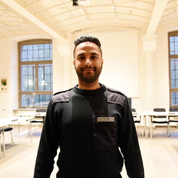 Der neue Mitarbeiter des Ordnungsamtes im Rathaus in Engelskirchen ist Mahmoud Yakni, hier steht er in Uniform im Ratssaal.