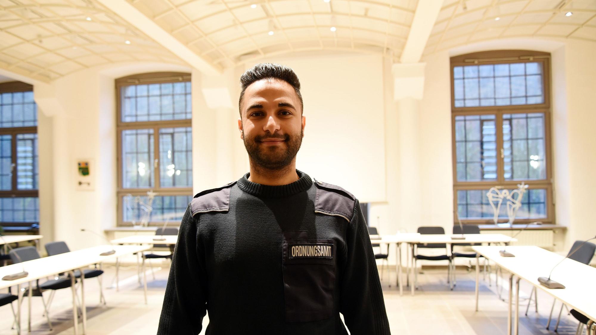 Der neue Mitarbeiter des Ordnungsamtes im Rathaus in Engelskirchen ist Mahmoud Yakni, hier steht er in Uniform im Ratssaal.
