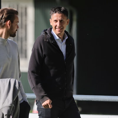 Kölns Sport-Geschäftsführer Christian Keller (r.) spricht mit Thomas Kessler, dem Leiter der Lizenzspieler-Abteilung.