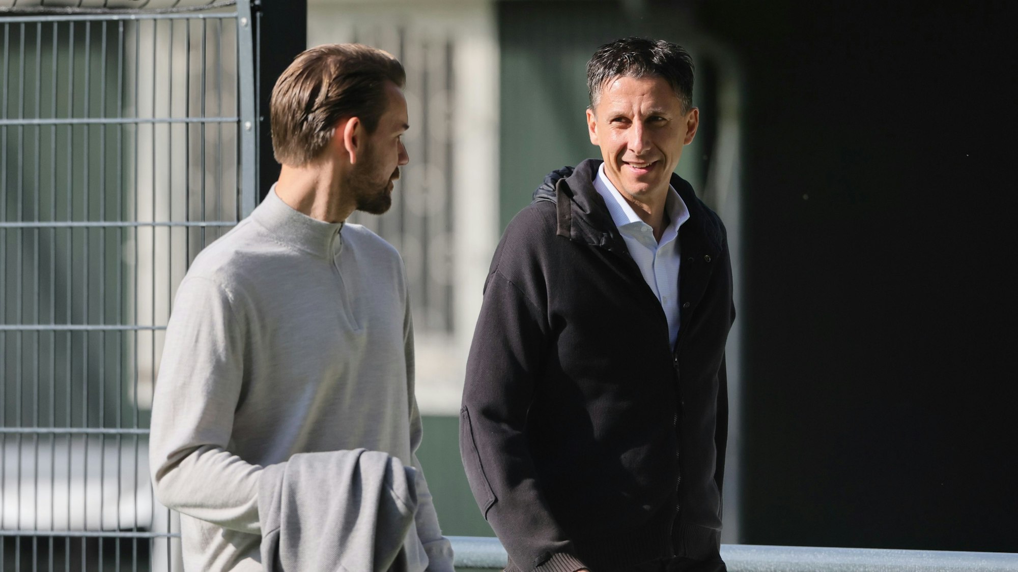 Kölns Sport-Geschäftsführer Christian Keller (r.) spricht mit Thomas Kessler, dem Leiter der Lizenzspieler-Abteilung.