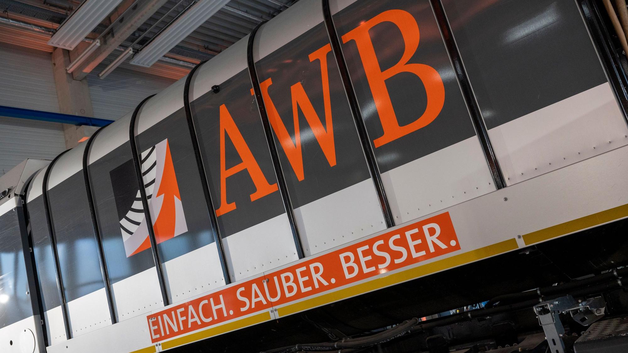 Das Foto zeigt ein Einsatzfahrzeug der AWB Köln.