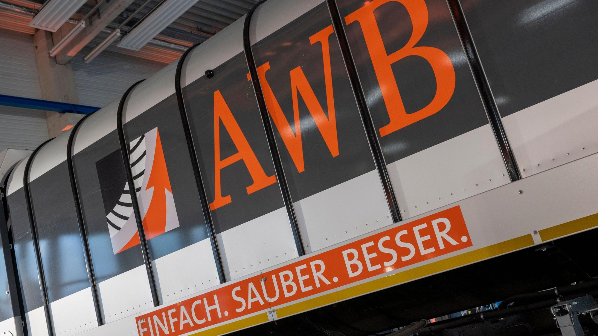 Zu sehen ist ein Müllfahrzeug der AWB in der Seitenansicht.
