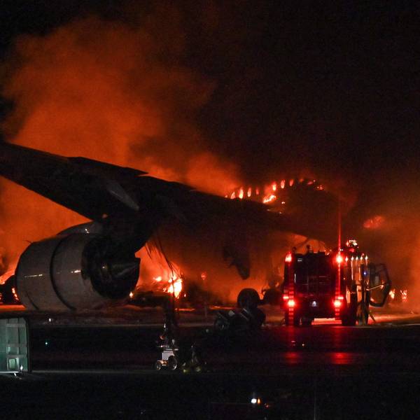 Ein Airbus A350 steht am Flughafen Tokio-Haneda in Flammen. Das Flugzeug mit fast 380 Menschen an Bord raste mit hoher Geschwindigkeit in ein Flugzeug der japanischen Küstenwache. Fünf der Insassen kamen dabei ums Leben.