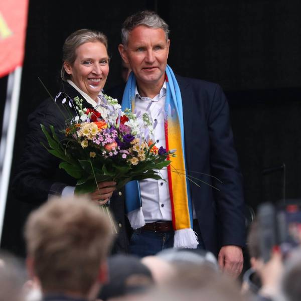 AfD-Chefin Alice Weidel zusammen mit dem Thüringer AfD-Politiker Björn Höcke bei einem Auftritt bei einer Parteiveranstaltung in Erfurt. Im Vordergrund ist eine russische Fahne zu sehen. (Archivbild)