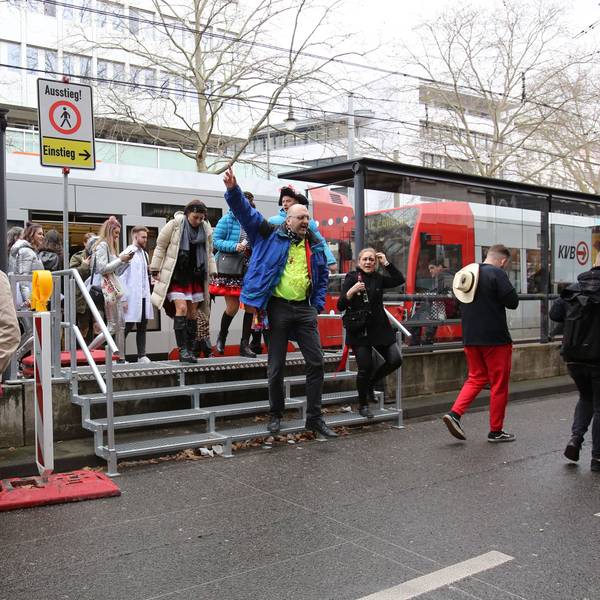 Menschen steigen an Karneval aus einer KVB-Bahn an der Haltestelle „Zülpicher Straße“.