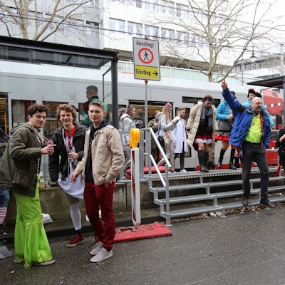 Menschen steigen an Karneval aus einer KVB-Bahn an der Haltestelle „Zülpicher Straße“.
