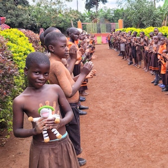 Zur Begrüßung der Vereinsmitglieder von „Morsbach for Children in Uganda“ führten die Kinder und Jugendlichen von der Crownstar Junior School in Masaka einen Tanz auf.