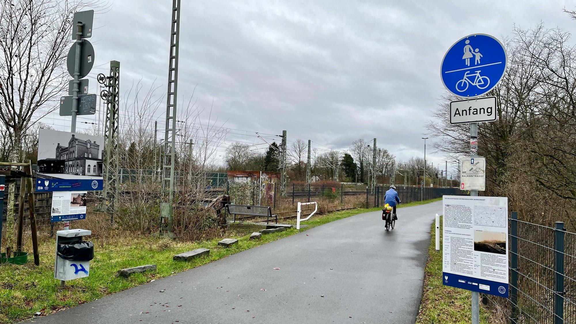 Die Einfahrt zum Radweg auf der Balkantrasse am Opladener Bahnhof