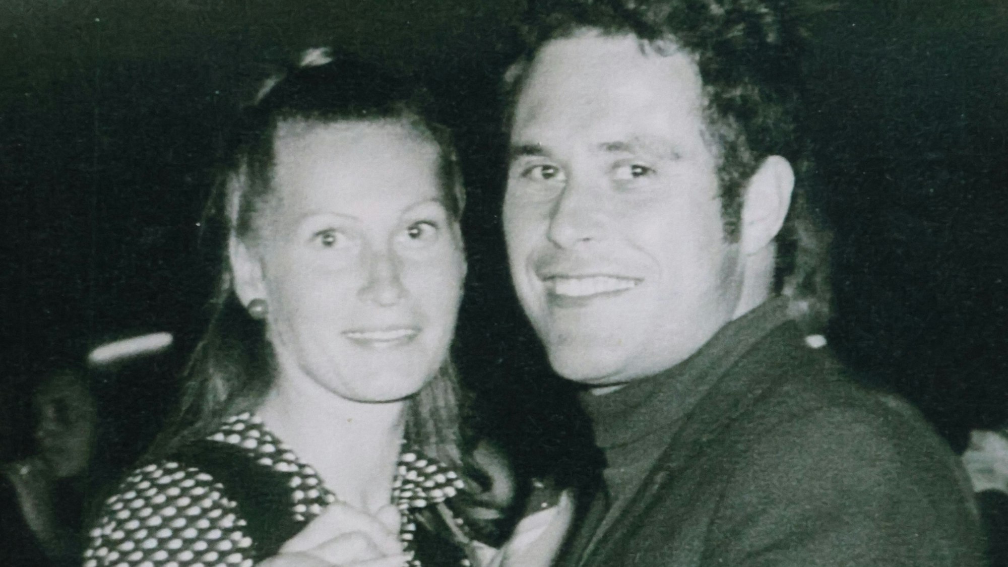 Ein junges Paar auf einer Schwarz-weiß-Aufnahme.