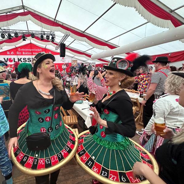 Die Volkssitzung der KG Alt-Köllen im Zelt auf dem Neumarkt im Januar 2023.