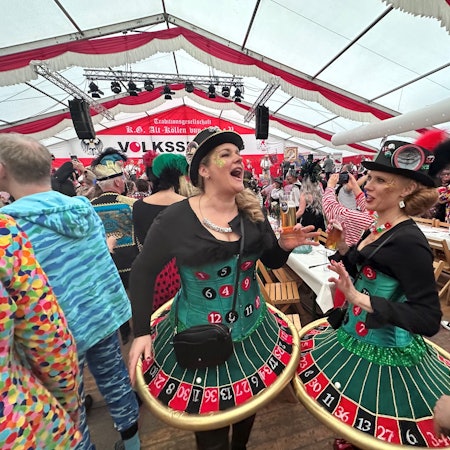 Die Volkssitzung der KG Alt-Köllen im Zelt auf dem Neumarkt im Januar 2023.