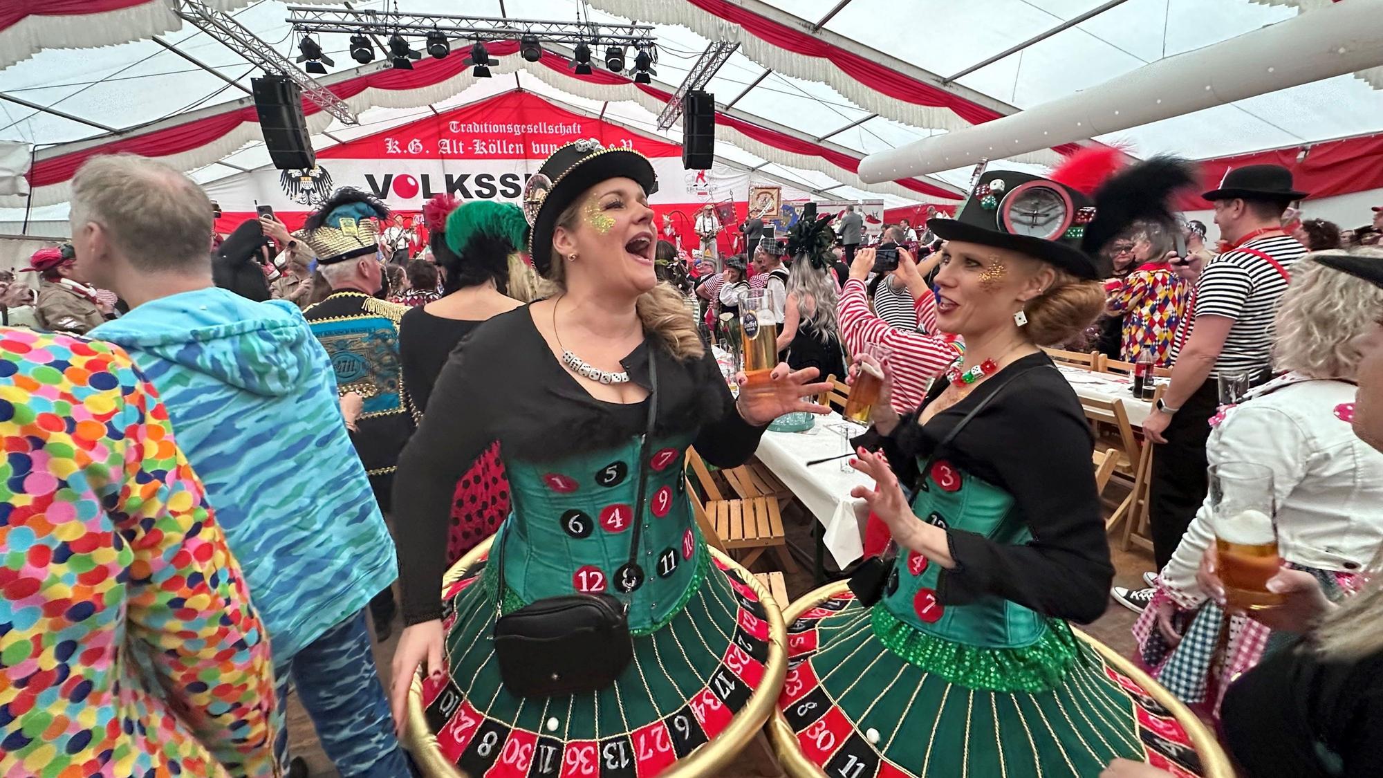 Die Volkssitzung der KG Alt-Köllen im Zelt auf dem Neumarkt im Januar 2023.